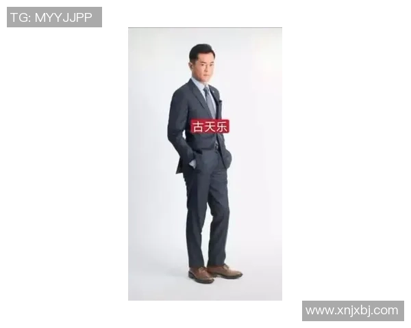 足球巨星身着西服优雅合影 展现运动员魅力与时尚风采